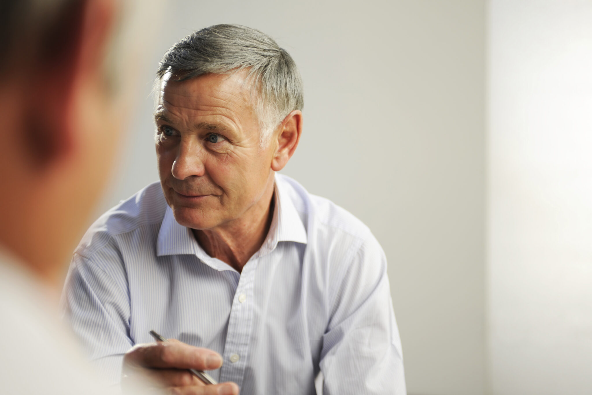 Affärskonsult i möte – redovisning och ekonomitjänster för egenföretagare och konsultbolag.