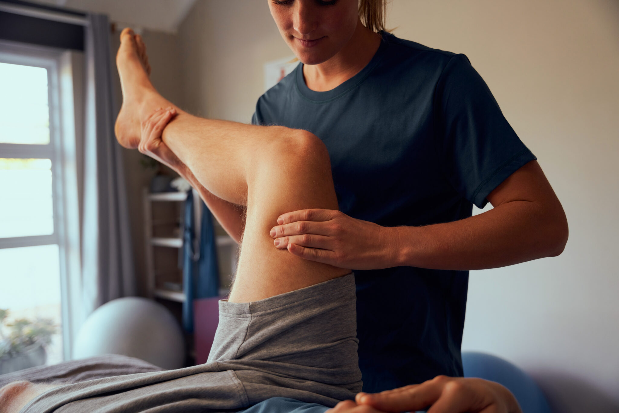 Fysioterapeut behandlar patient – redovisning och lönetjänster för företag inom friskvård.