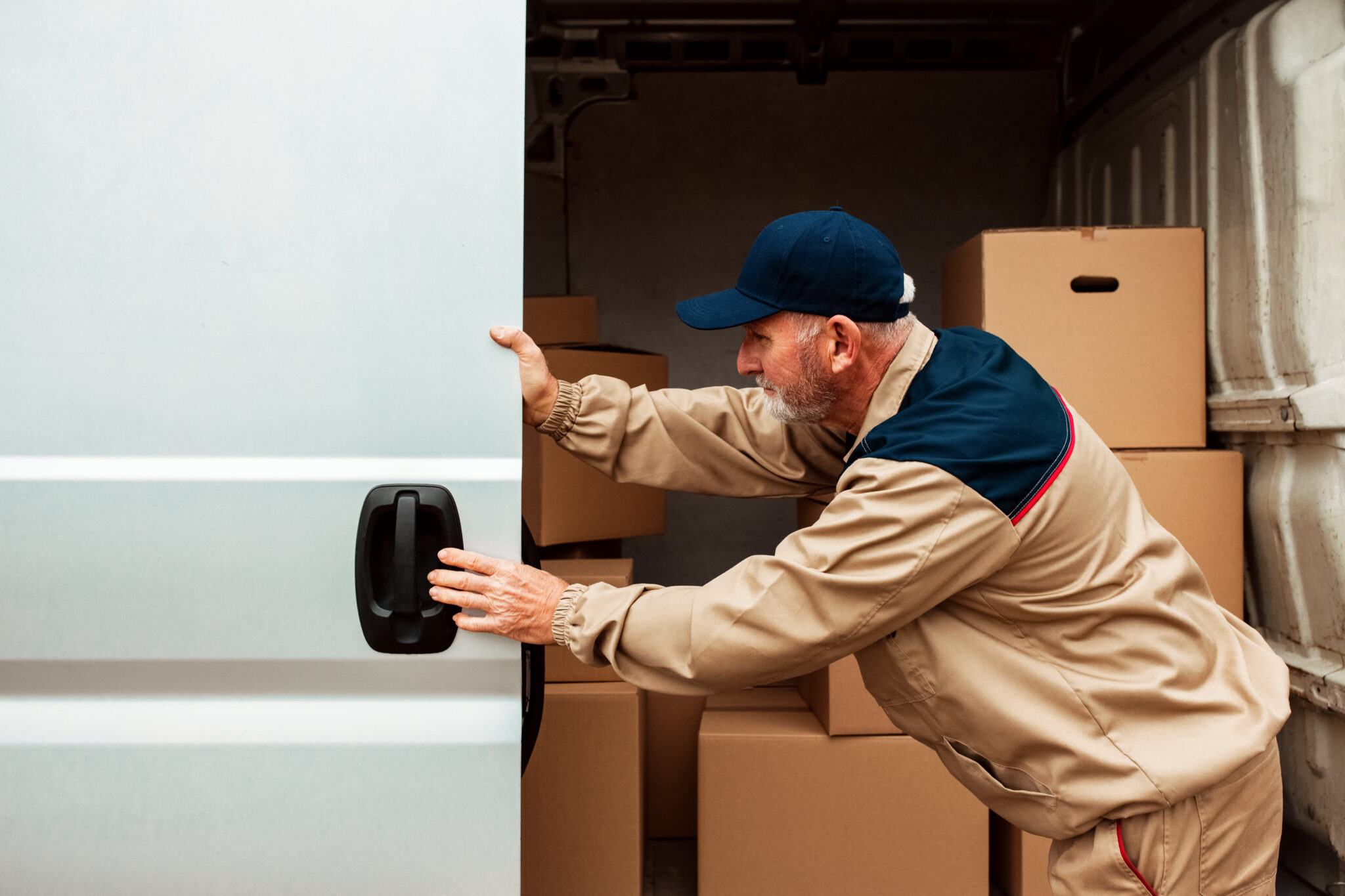 Företagare öppnar dörr på skåpbil - Talenom hjälper till med redovisning och lönehantering